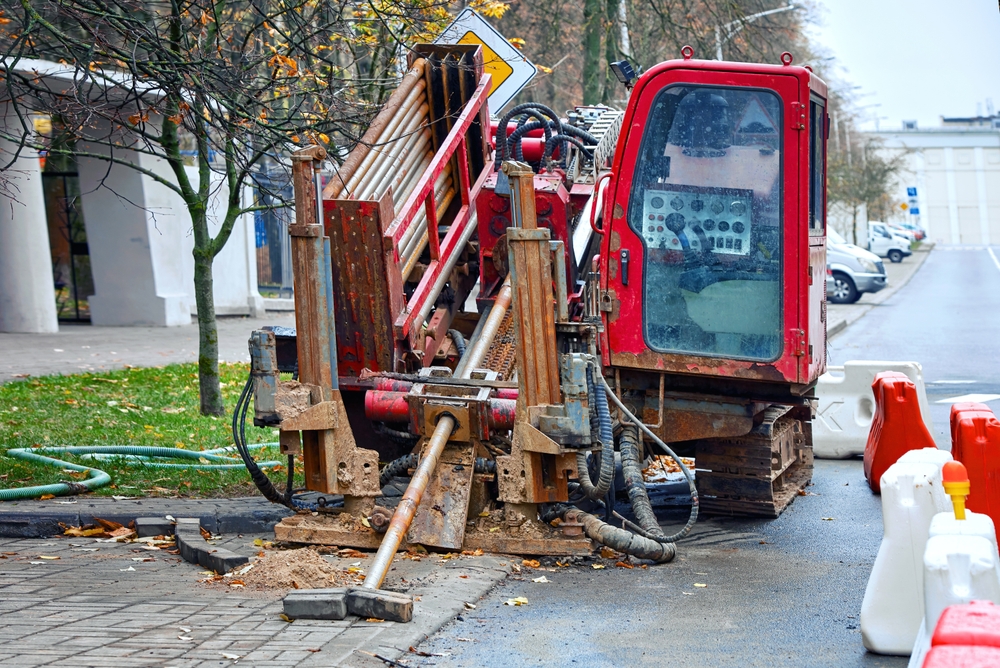 Drilling rig machine. Directional drills for utility installation. Trenchless method of installing underground utilities such as pipe, conduit, or cables. HDD drill rig vehicle